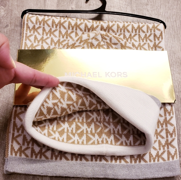 MICHAEL Michael Kors Accessories - 🆕️ Michael Kors Logo Scarf & Hat Gift 🎁 Set